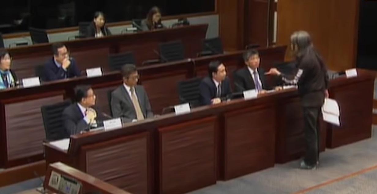 梁國雄當日搶走時任發展局副局長馬紹祥文件。(網片截圖)