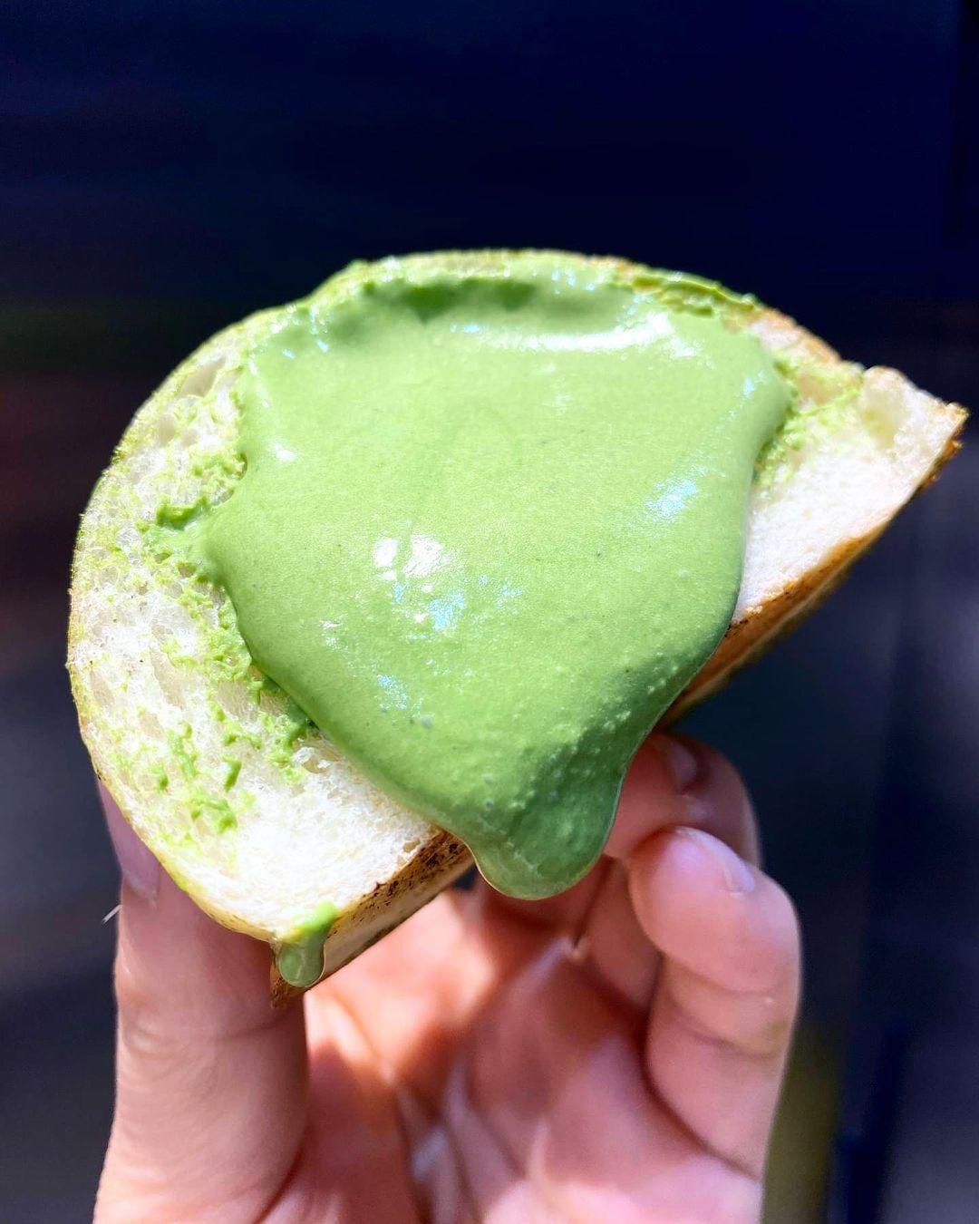 一掰開就爆餡,非常吸引!(Instagram : ly_bakery)