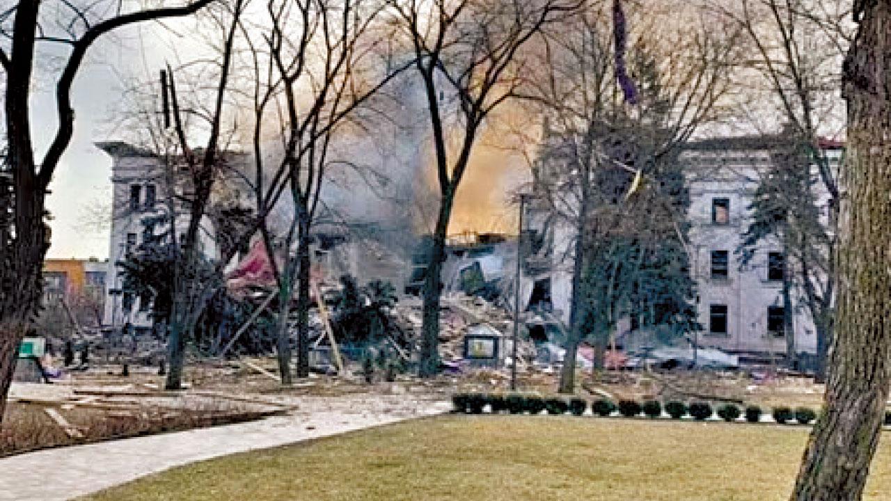 平民受襲|恐多達1500人埋瓦礫 烏婦孺避難劇院遭炸毀