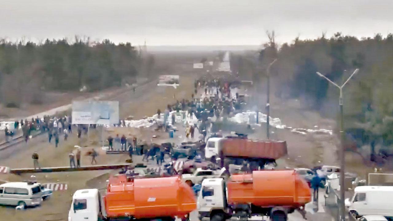 人肉路障|俄軍已控制周邊地區 烏民眾堵路堅守核廠