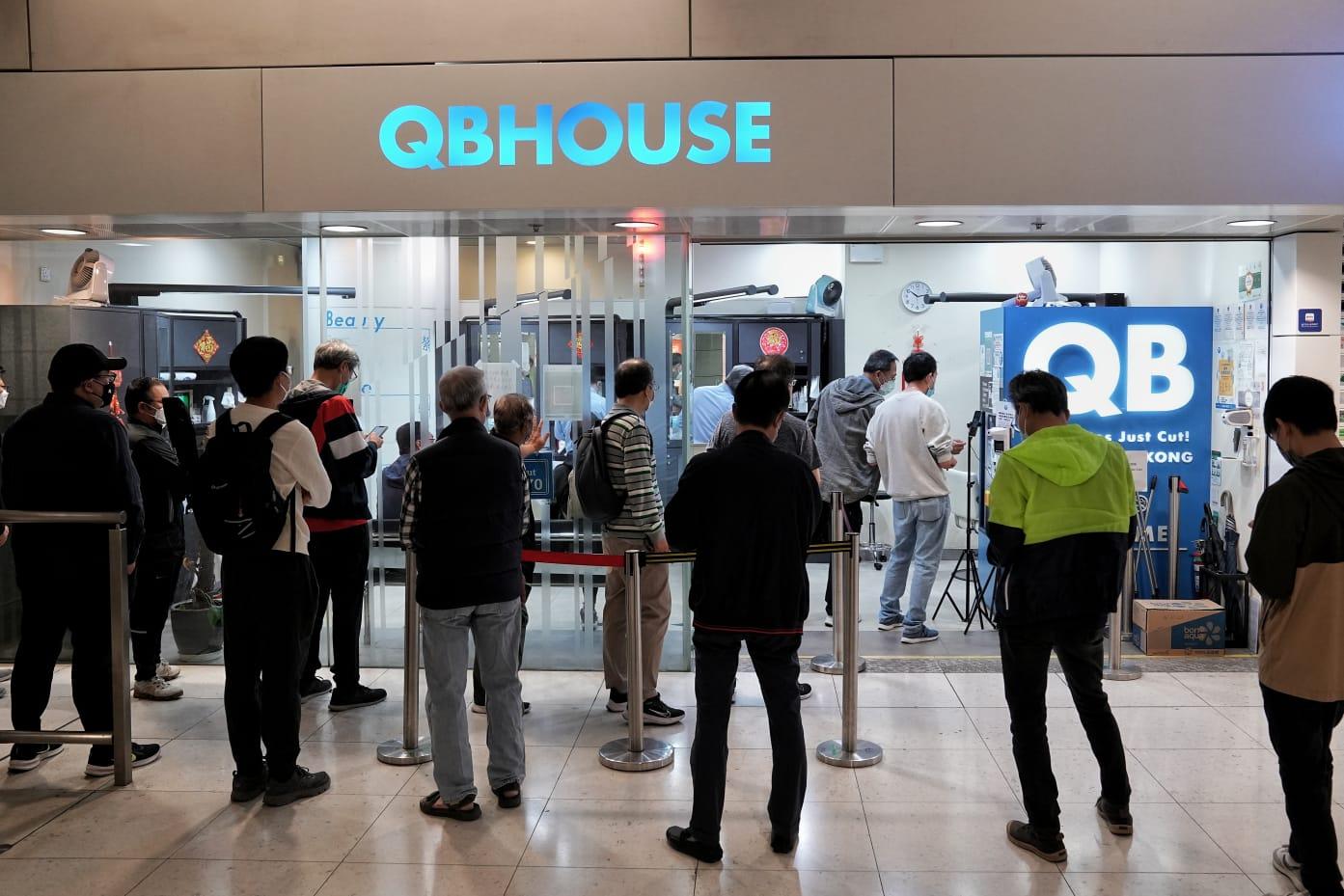 一間位於港鐵站的速剪店門外,排滿了剪頭髮的市民。