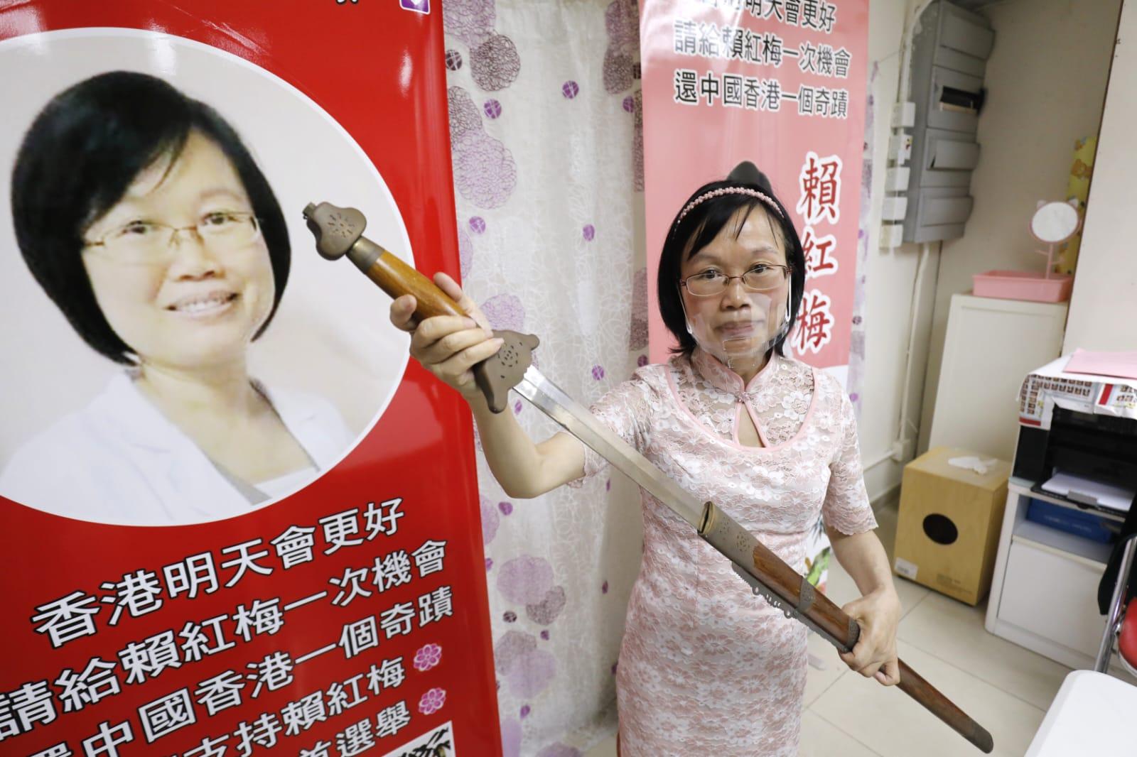 現職保安員的賴紅梅舞劍宣布參選特首。(林俊源攝)
