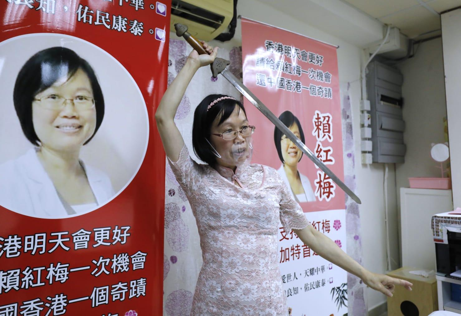 現職保安員的賴紅梅舞劍宣布參選特首。(林俊源攝)