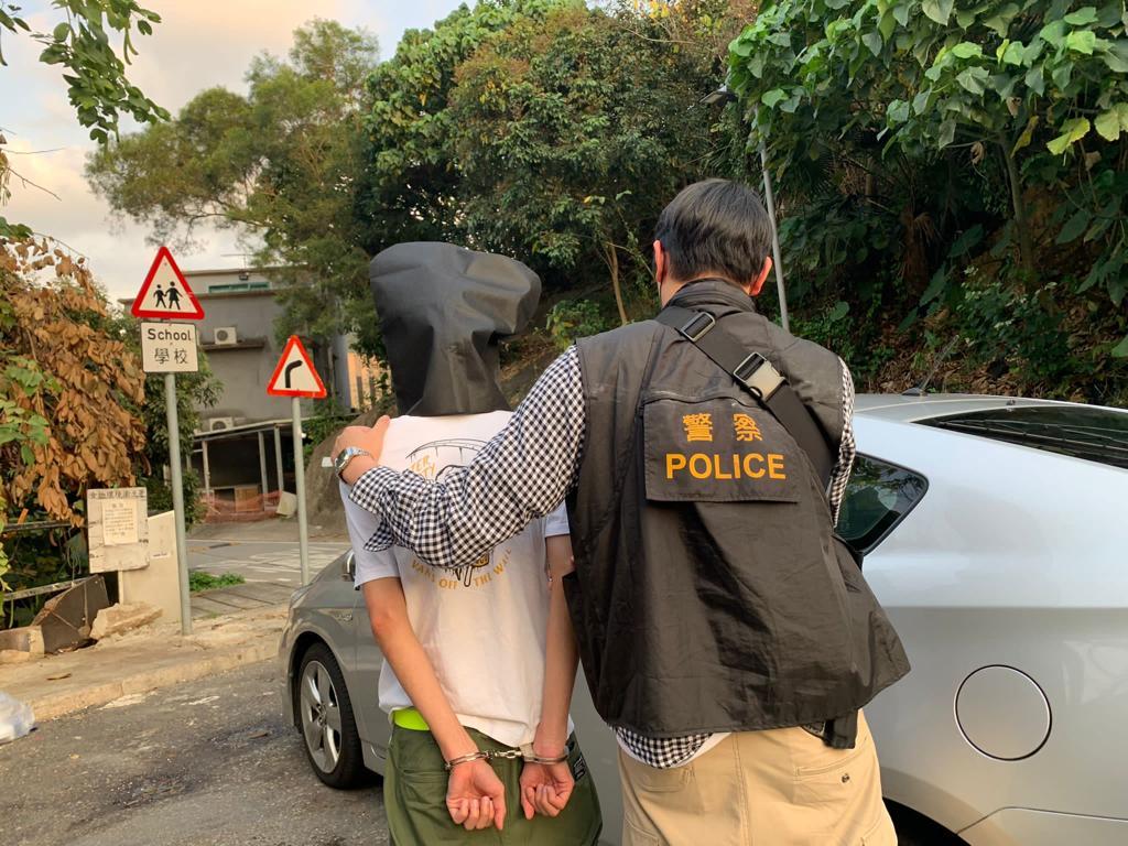 皇后山邨隔離營「玩屎」27歲男患者被捕 天花板牆身留糞跡廁紙滿地