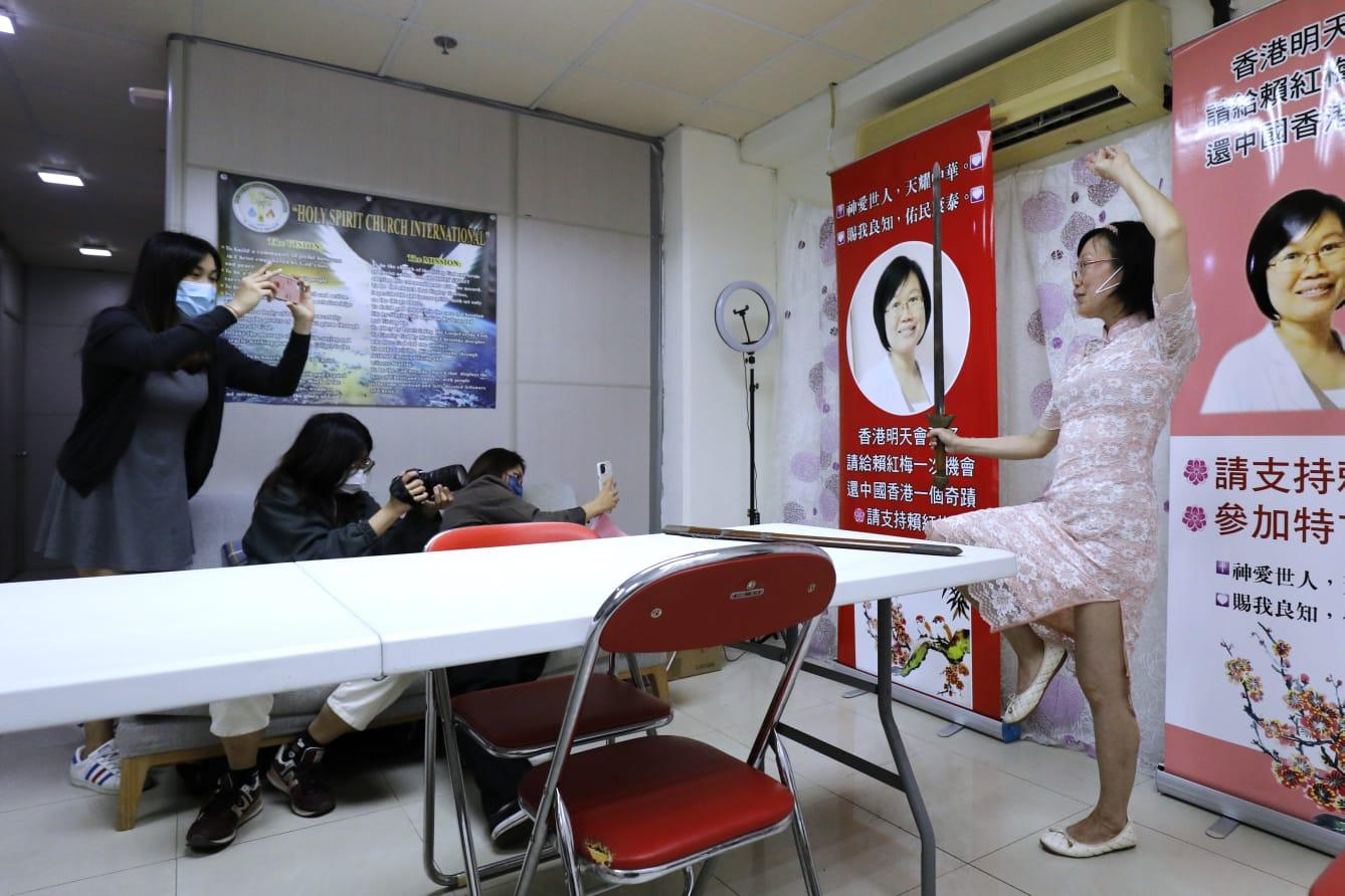 現職保安員的賴紅梅舞劍宣布參選特首。(林俊源攝)