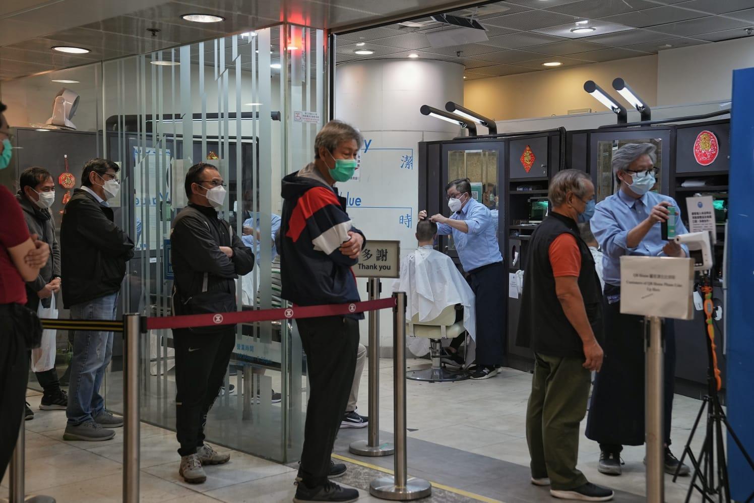 職員檢查顧客使用「疫苗通行證」。(夏家朗攝)