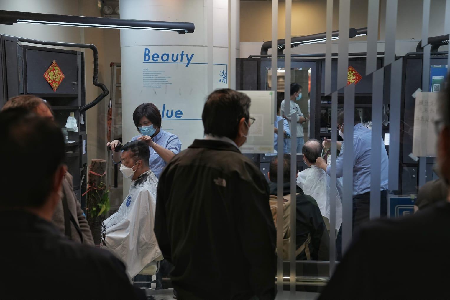 職員可謂忙個不停。(夏家朗攝)