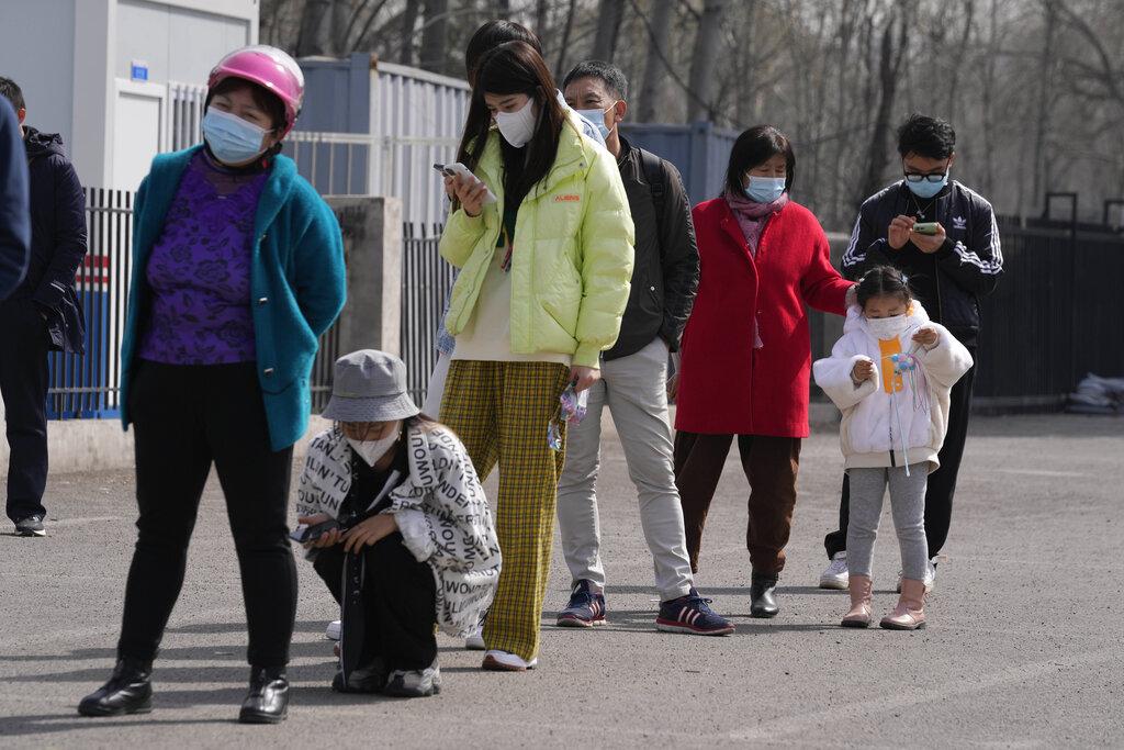 北京居民排隊準備接受病毒檢測。(美聯社圖)