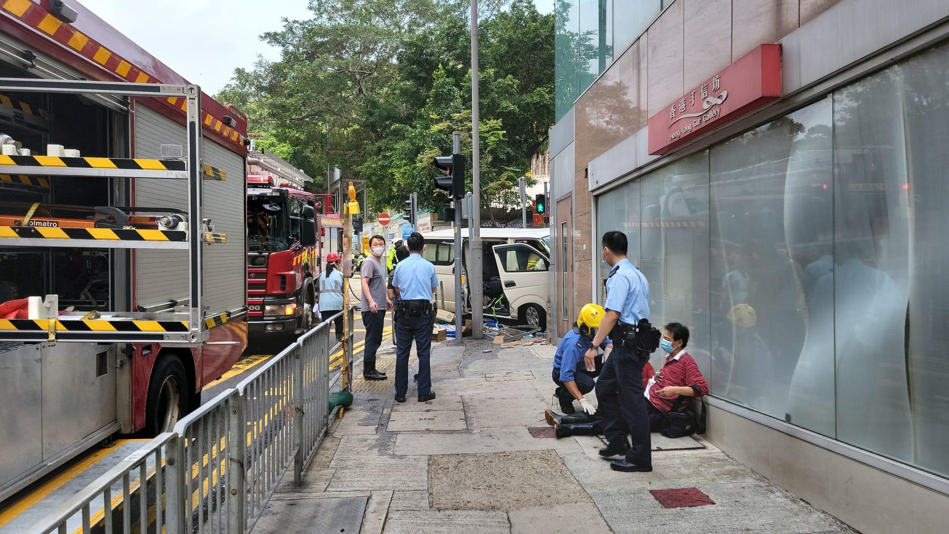 消防現場救出涉事人士。(香港突發事故報料區@fb圖)