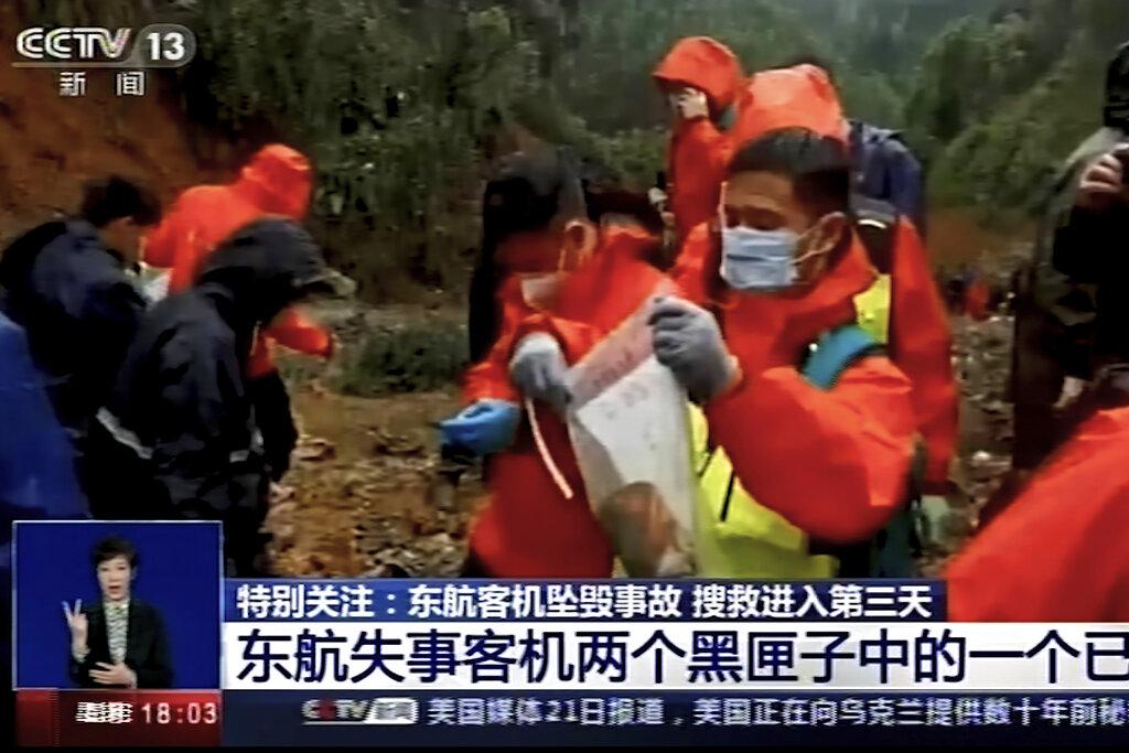 第一個黑盒已經尋回,惟外表損毀嚴重,初步判定為駕駛艙話音記錄器。(美聯社圖)