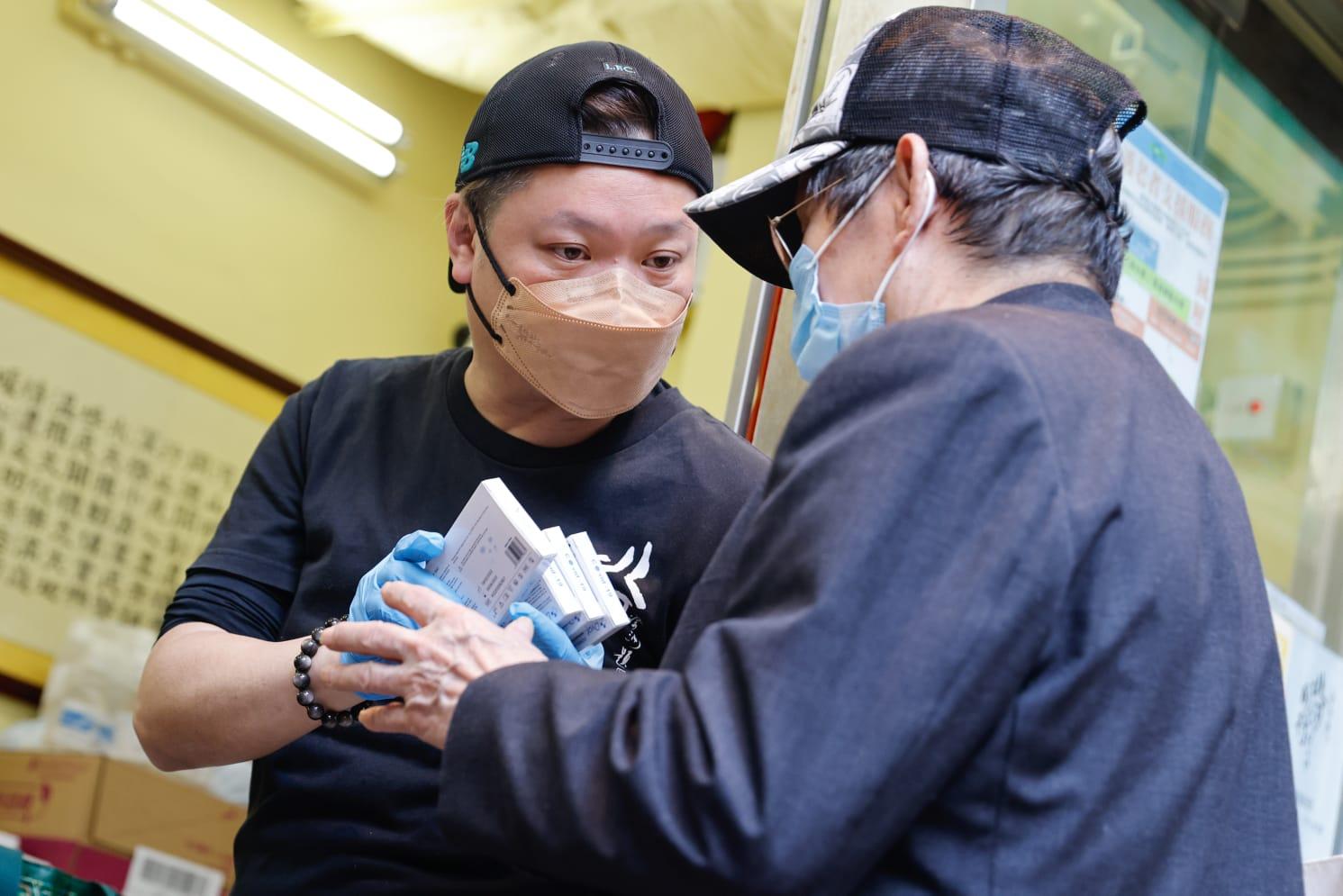 新世界送贈深水埗明哥快速測試包,讓明哥派飯同時,亦送出急切的抗疫物資。(蘇文傑攝)