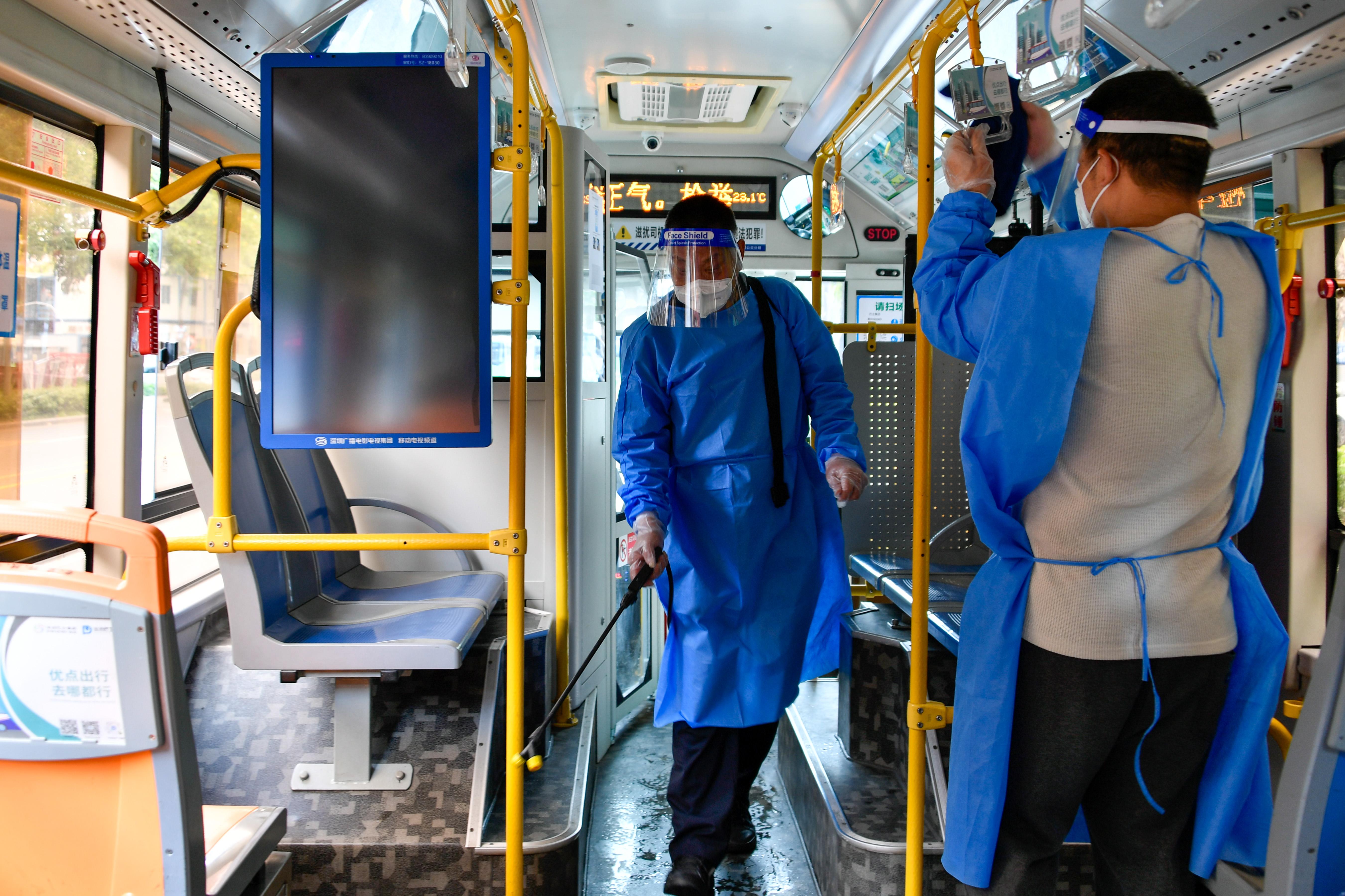 深圳福田區下沙總站工作人員對公共交通車輛進行消殺。(新華社圖)