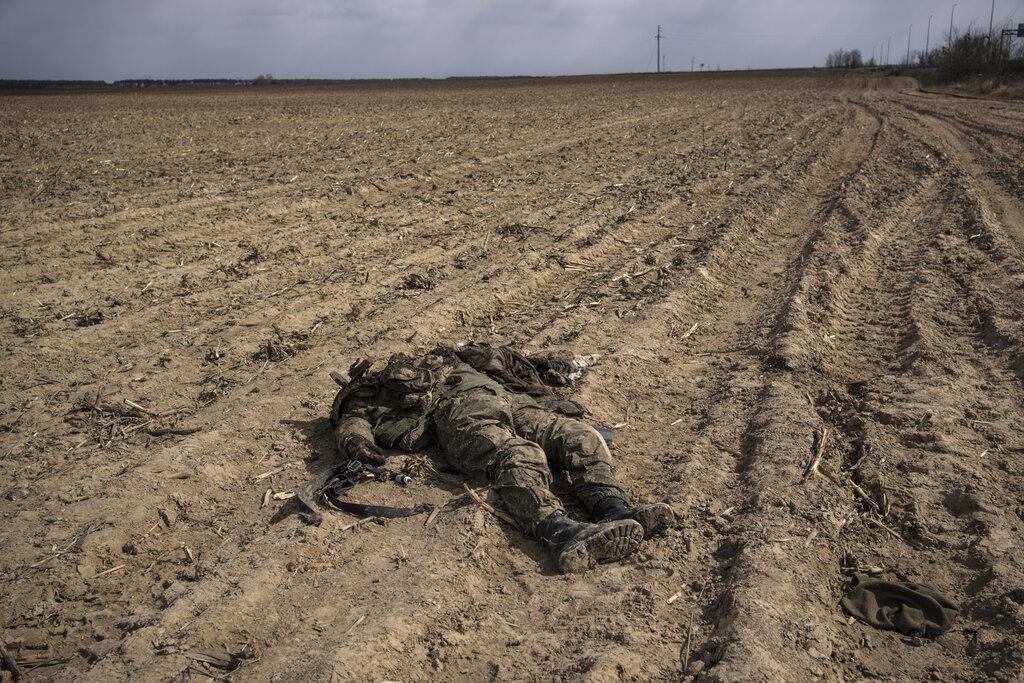 俄烏戰事持續逾一個月。圖示一名俄羅斯士兵遭擊斃。(美聯社圖)