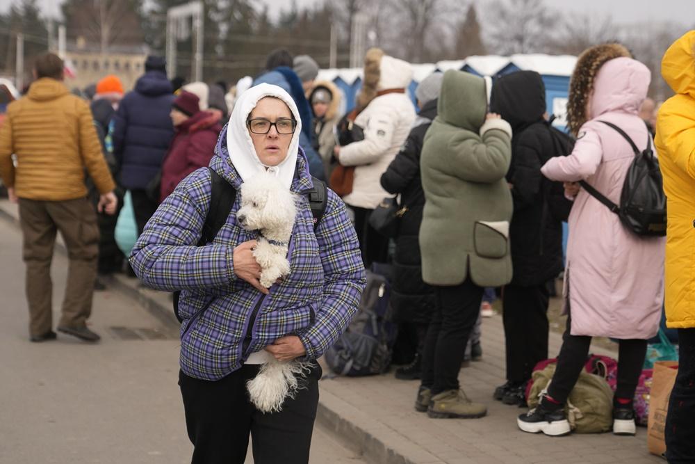 烏克蘭人帶同寵物逃難。(AP)