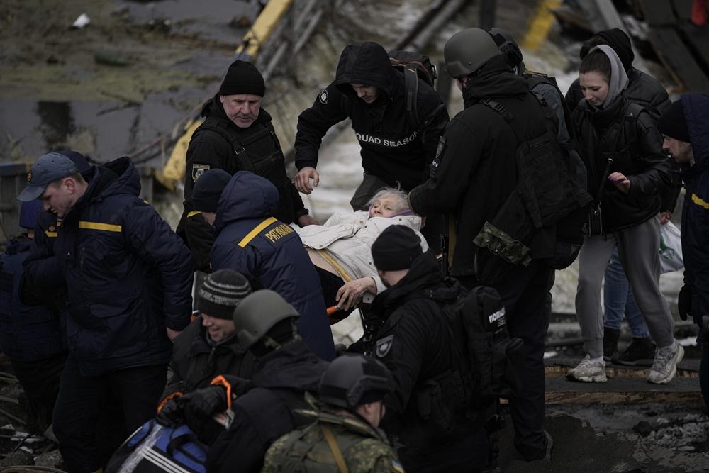 首都基輔附近的小鎮伊爾平(Irpin)撤離居民。(AP)