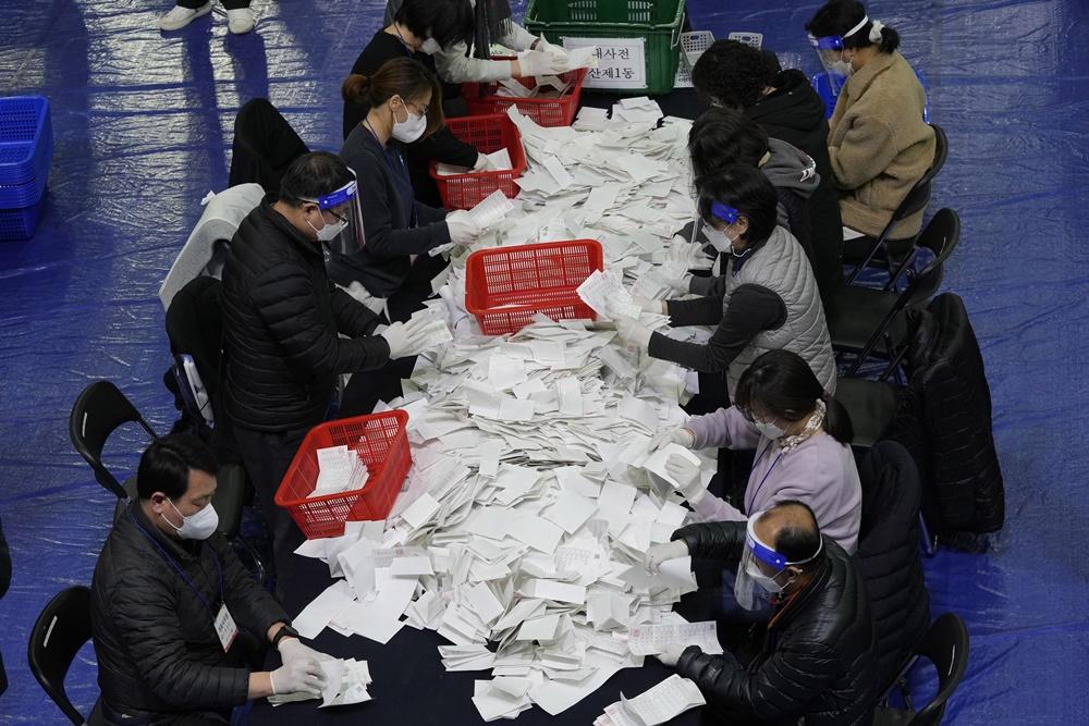 李在明早段曾一度領先尹錫悅超過5%,其後更被對方反超前。(AP)