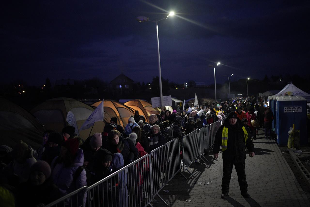 烏克蘭難民湧波蘭邊境Medyka。(AP)