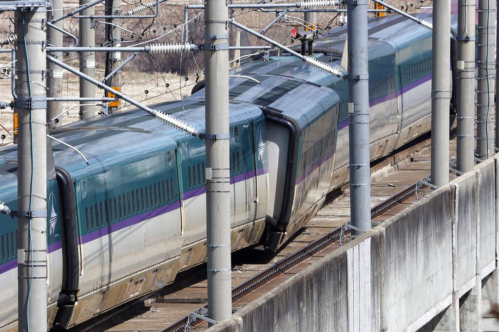 一列東北新幹線月中在地震中出軌。(美聯社)