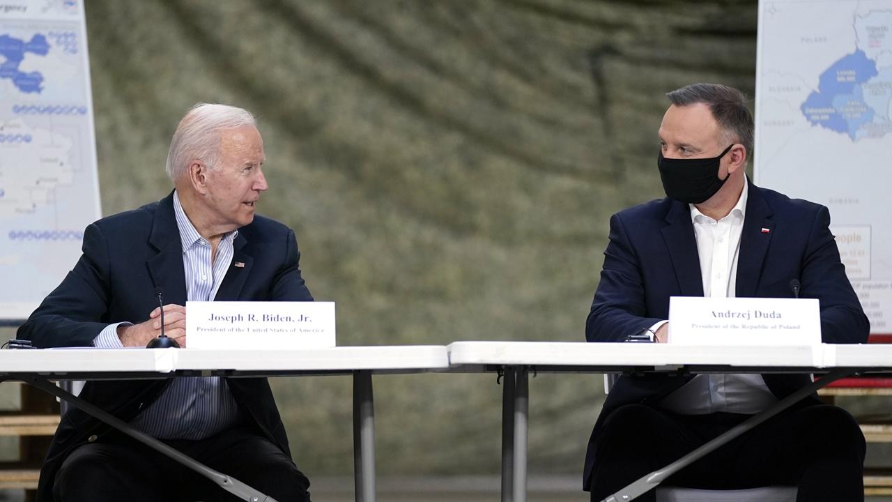 拜登與波蘭總統杜達(Andrzej Duda)會面。(AP)