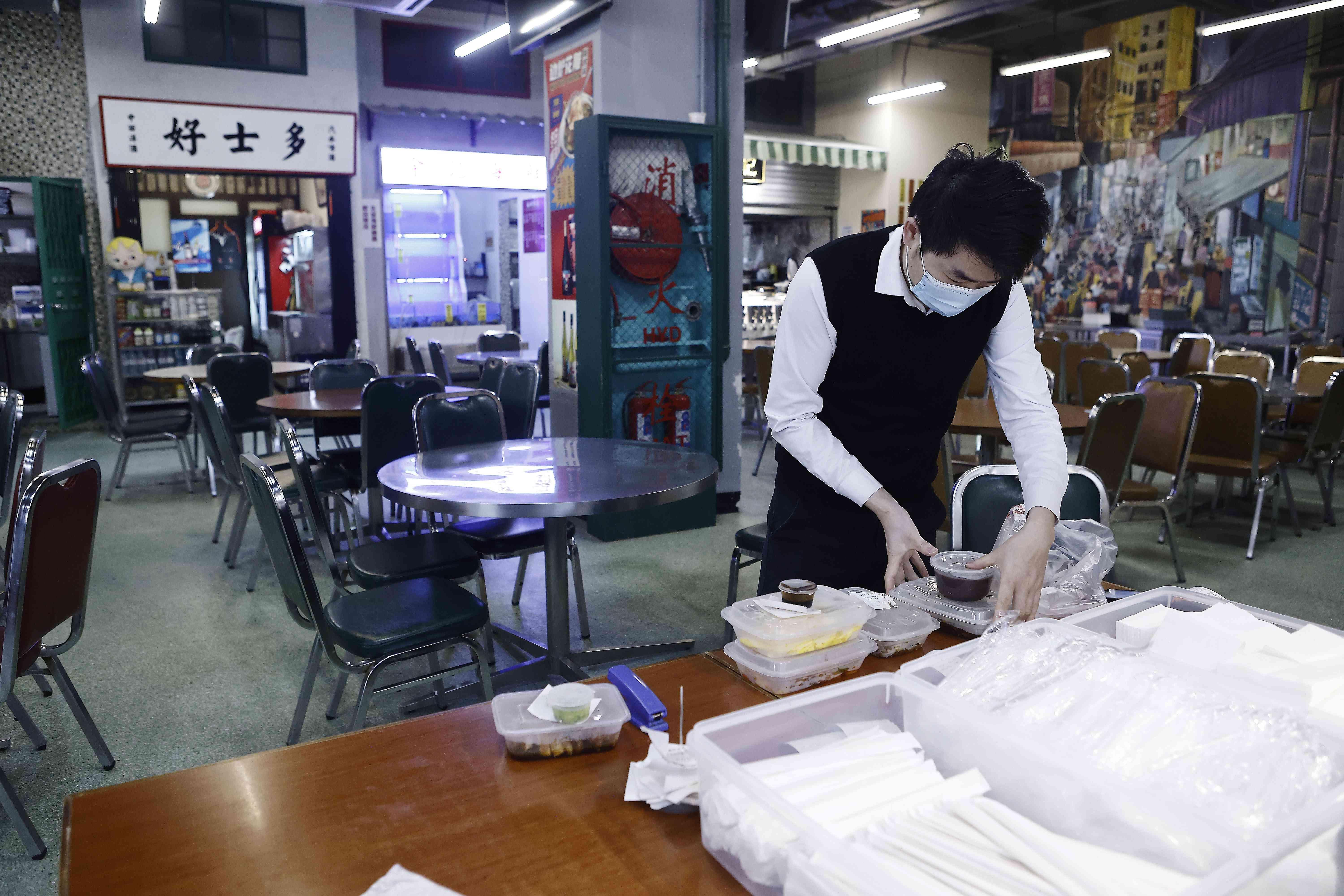 上海疫情升溫,閔行區已禁所有堂食,食肆只能做外賣生意。(中新社)