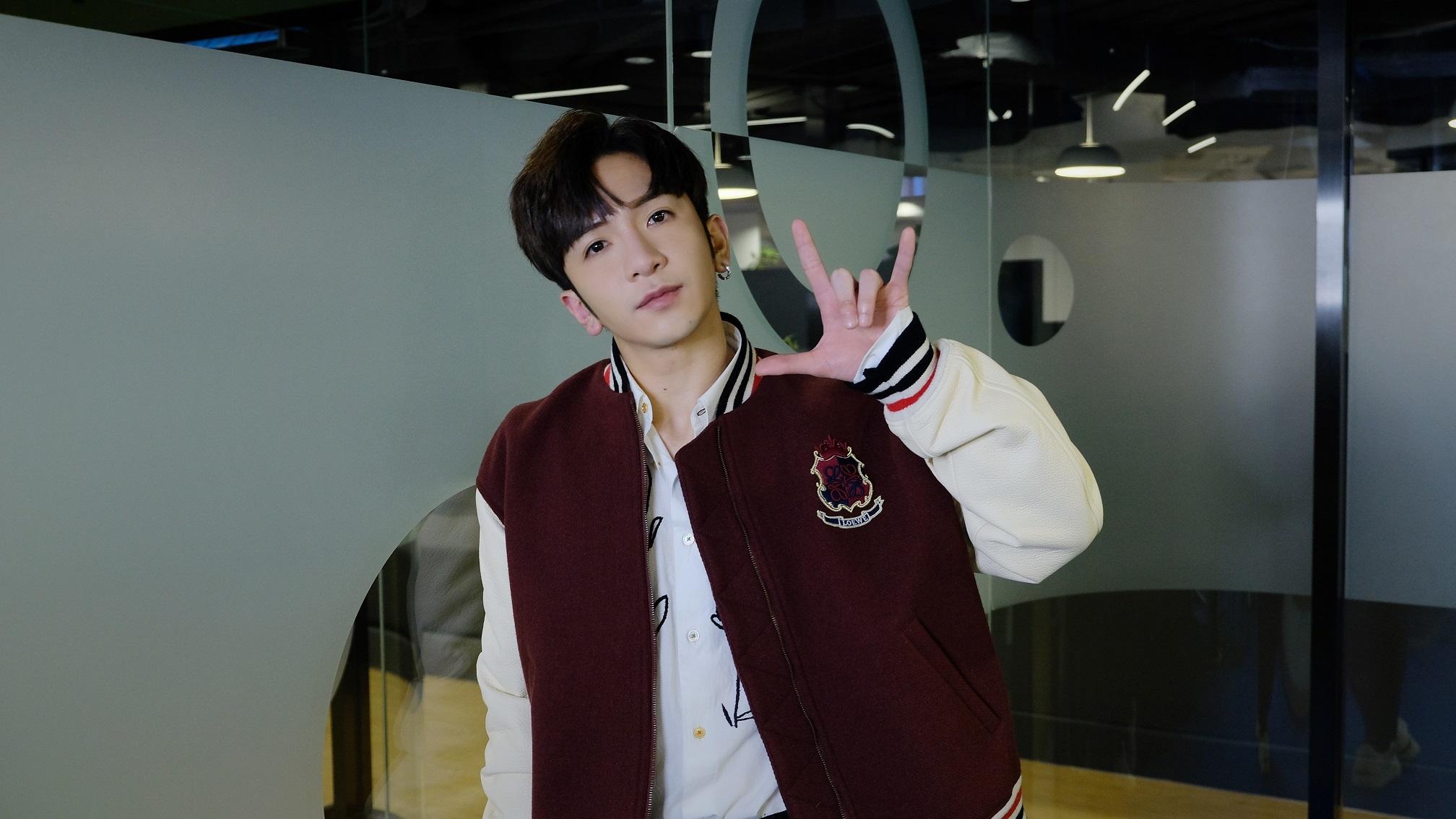 Ansonlo表示,《Mr. Stranger》的招牌手勢是模仿吸血鬼的爪牙。