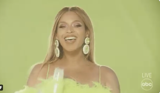 頒獎禮由Beyonce打頭陣唱《王者世家》的《Be Alive》。