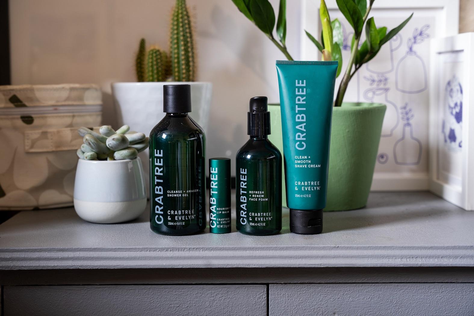 Crabtree系列包括提亮 + 保濕去角質爽膚水及磨砂 + 光滑洗手液,為面部及雙手去除角質。