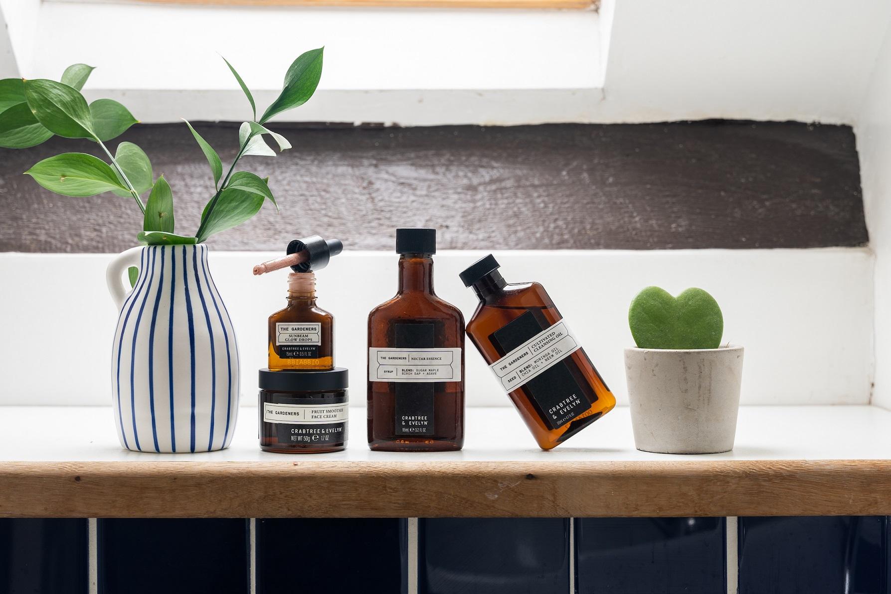 The Gardeners 系列主力為肌膚提供深層滋養,包括雜苺精華油及花蜜再生精華。