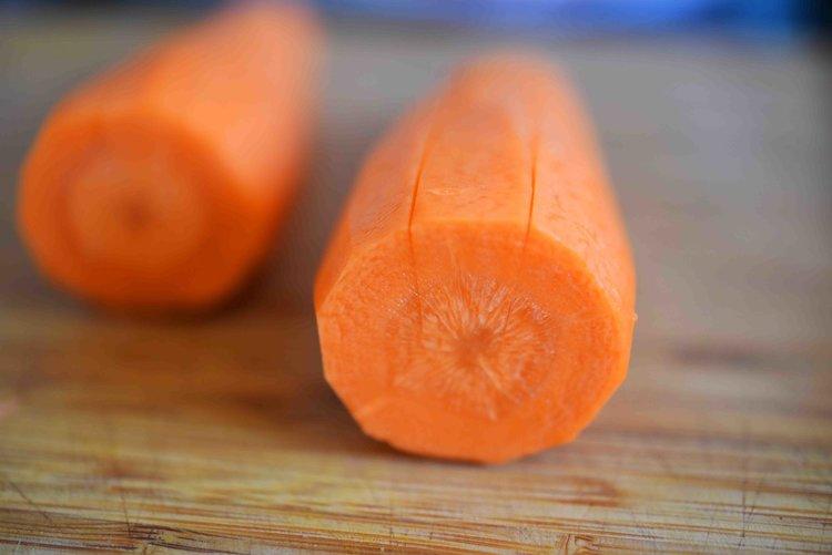 甘筍切開後色澤依然鮮艷。(網絡圖片)