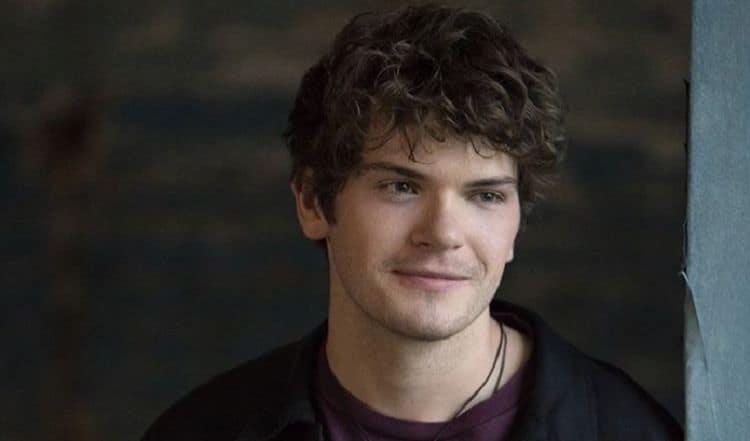 26歲演員Colton Ryan飾演艾莉男友。