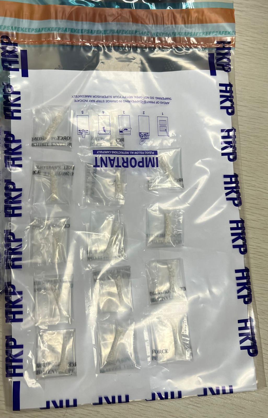 警方在行動中共檢獲14包懷疑海洛英,市值約3,300元。(警方圖片)