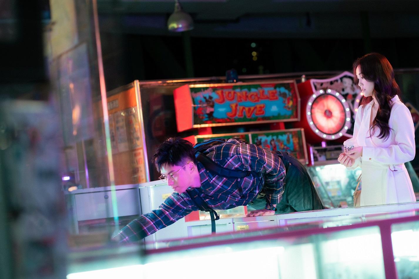 193在MV中演膽小毒男,只能與謝安琪保持距離。