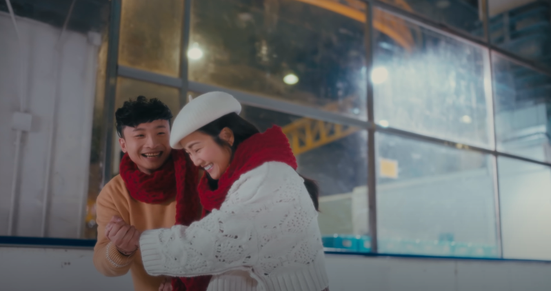 阿Dee在《愛情值日生》MV中與謝安琪拖手溜冰,令肥仔羨慕不已。