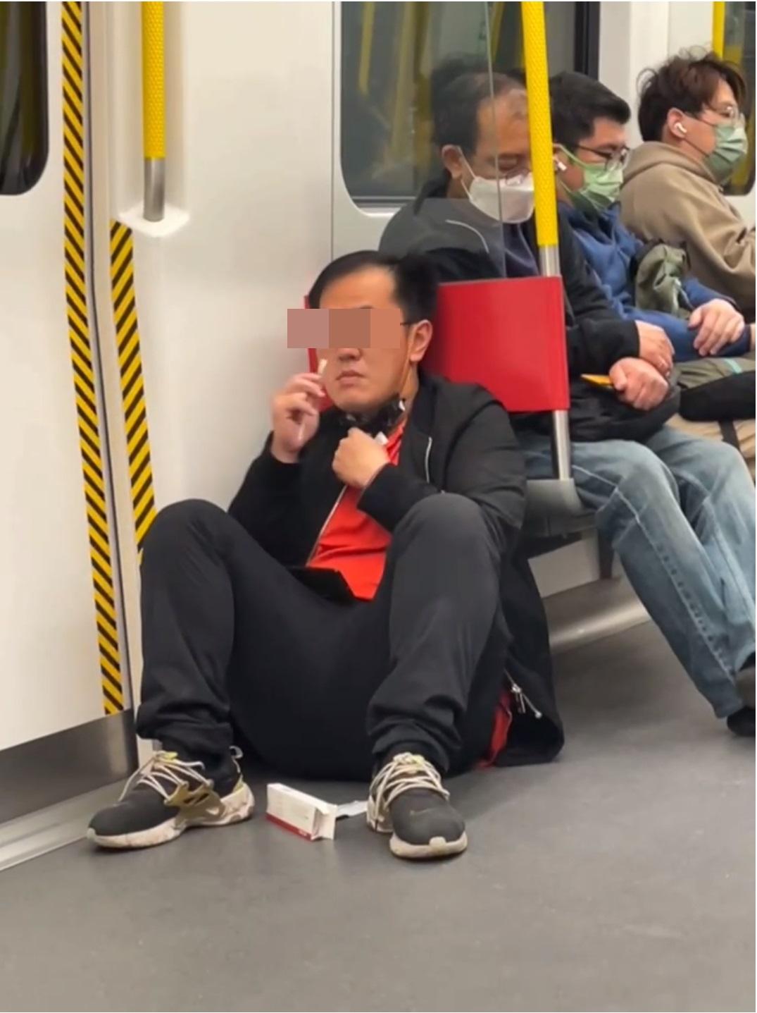 一名中年男子在港鐵車廂除口罩做快速檢測。(網片截圖)