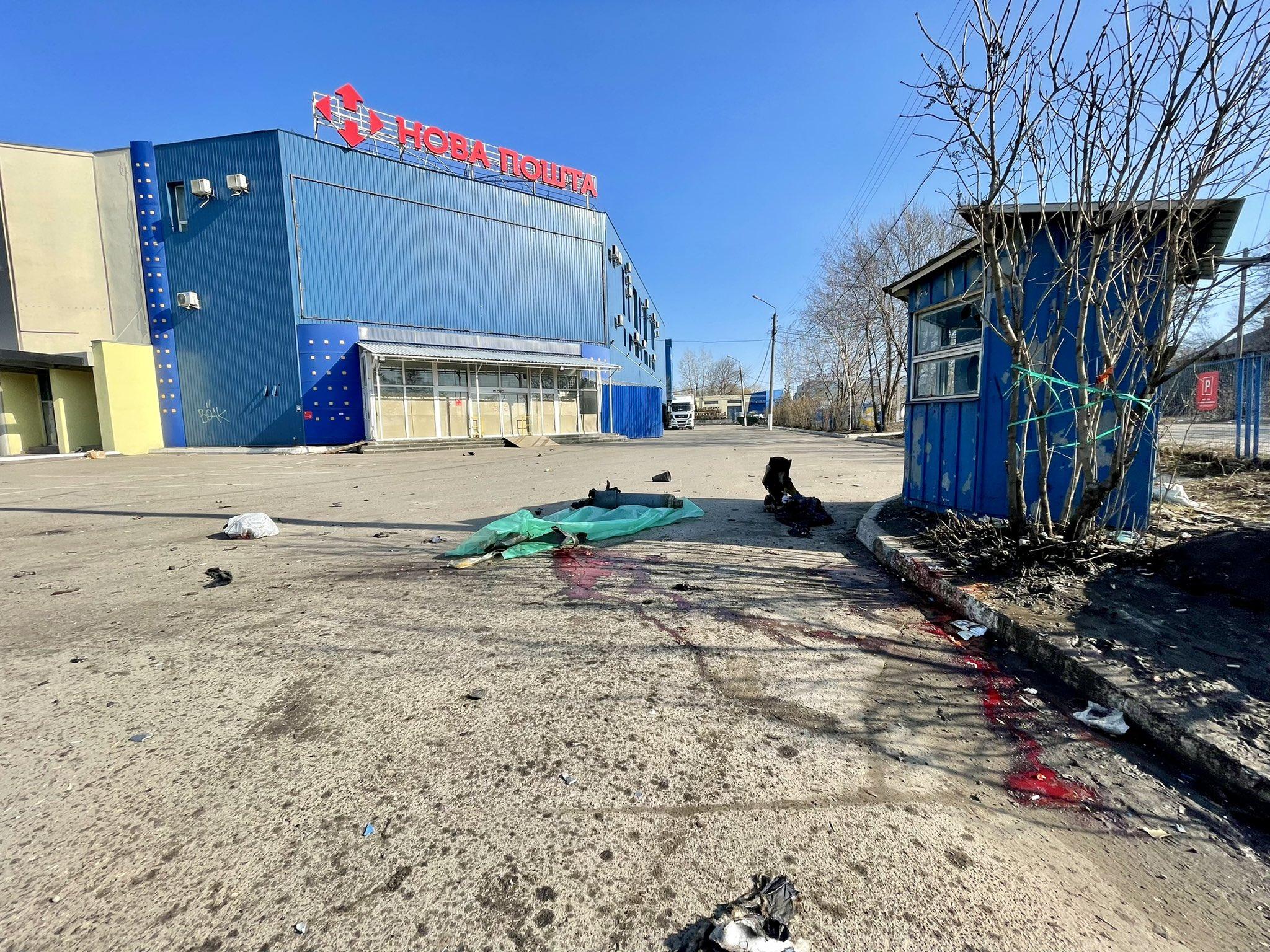 哈爾科夫 (Kharkiv)有平民輪候人道援助物資其間被俄轟炸喪生。(Twitter)