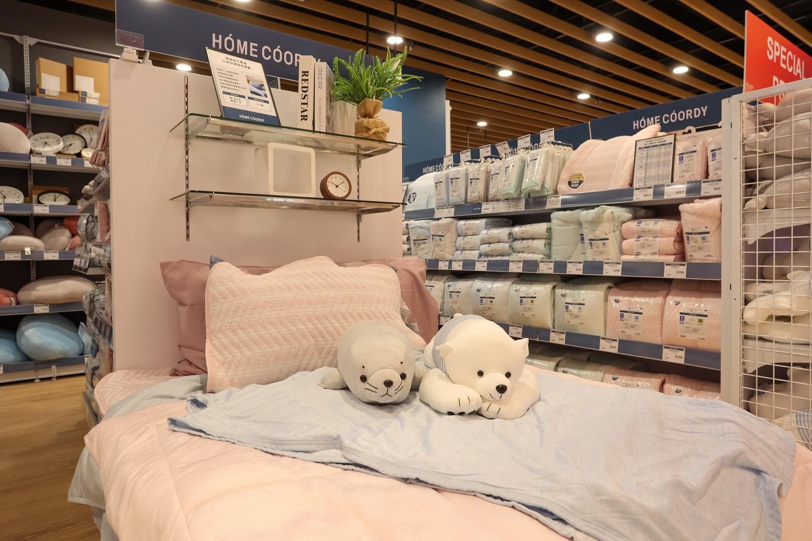 「Home Living」提供生活用品。