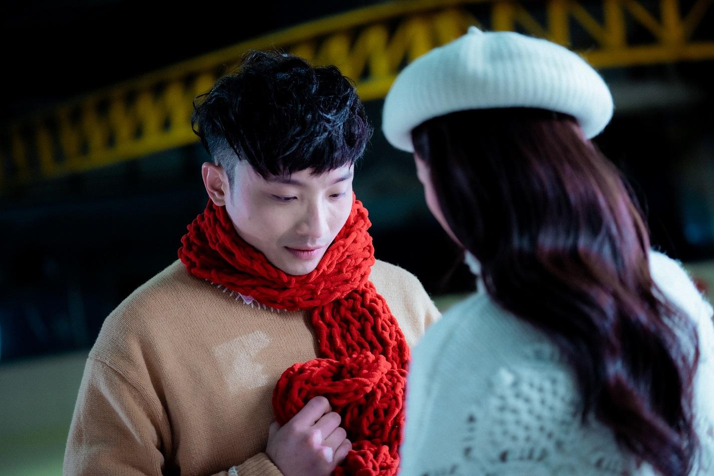 阿Dee自爆四子在農曆年拍MV時,圍攻Kay和張繼聰逗利是。