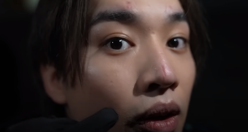 Jer脫去三尖八角的面罩後,臉上留下深印,他笑言是為藝術犧牲。