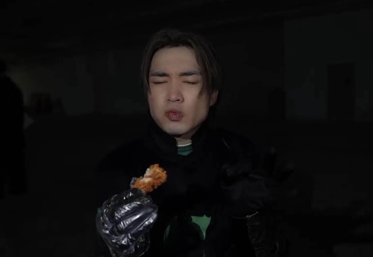 Jer戴面罩跳舞一度跳到呼吸,事後要享用美味炸雞補充體力。