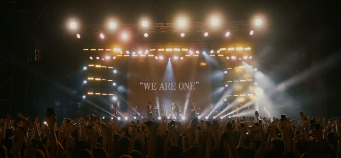 Jer的《人類群星閃耀時》MV以「We are One」作結,傳遞以愛彼此連結的訊息。