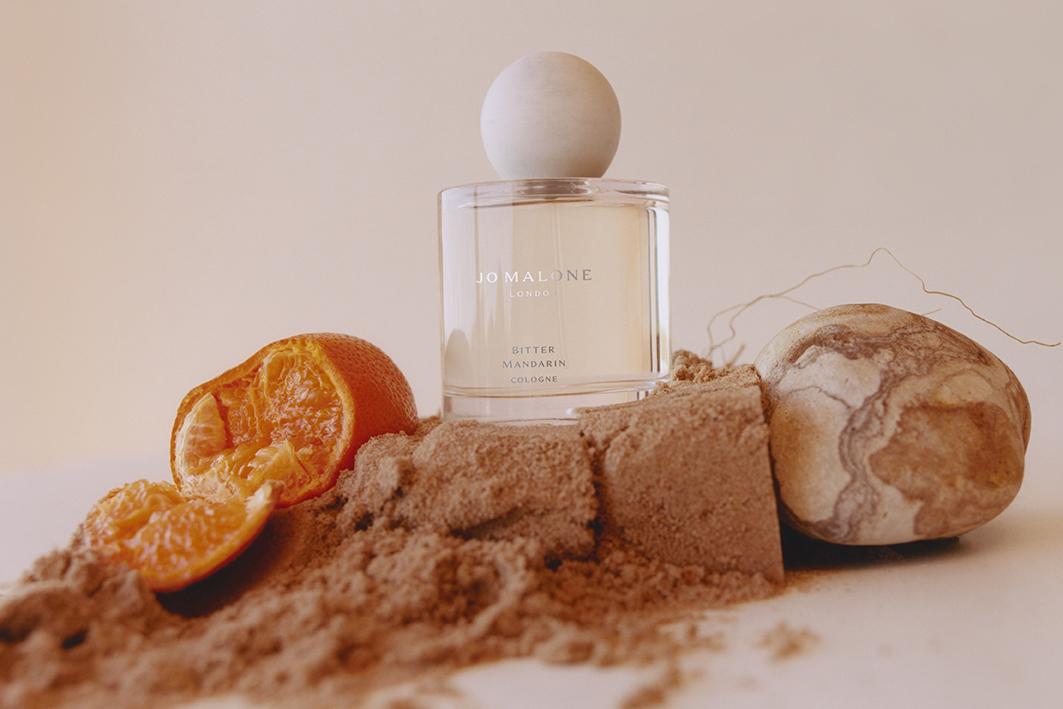 苦柑古龍水:初調是明亮多汁的柑橘與小豆蔻的辛辣香料氣息, 第二口浮現濃郁柳橙香調,隱隱飄散橙皮的微微苦澀,穿透雪松木與香根草的沉穩木香,最後以溫暖琥珀作結。$970/50ml、$1,300/100ml