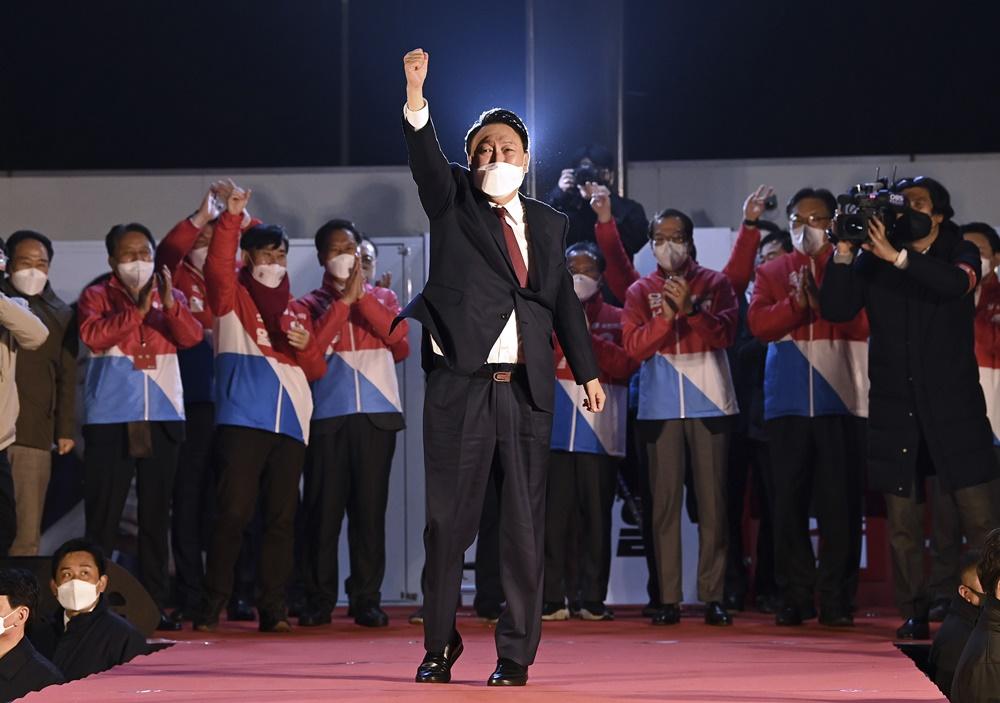 尹錫悅以不足一個百分點險勝李在明,兩人得票只相差約24.7萬張。(AP)