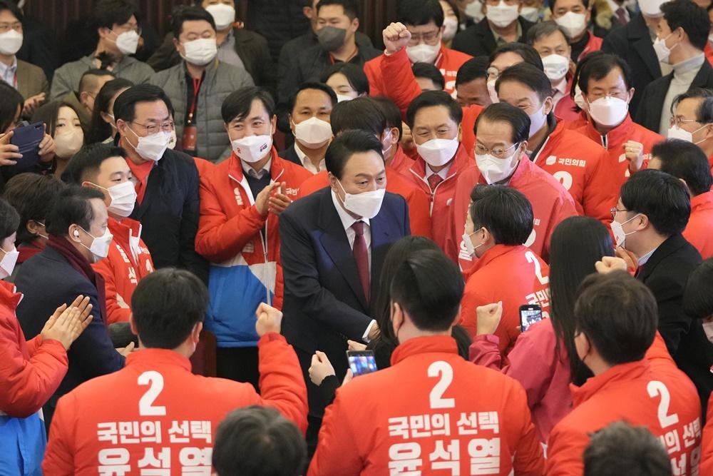 尹錫悅接受支持者祝賀。(AP)