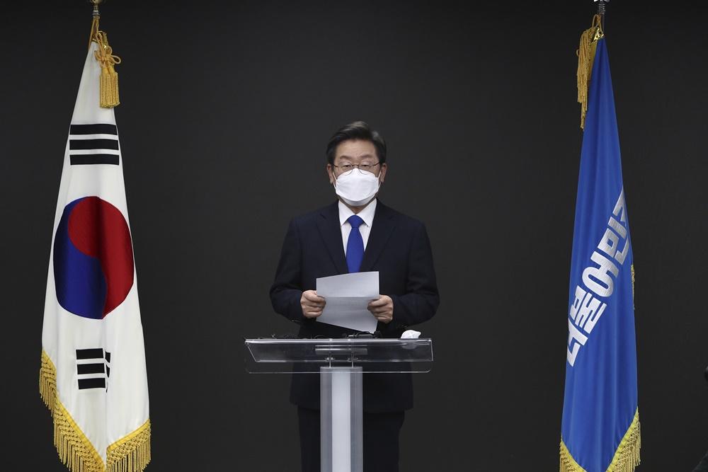 執政黨共同民主黨候選人李在明承認敗選,並恭喜尹錫悅當選。(AP)