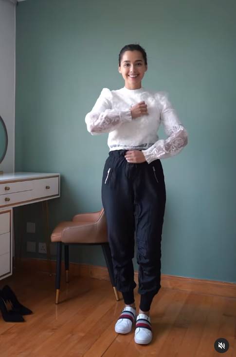 謝嘉怡則在IG分享轉LOOK短片。