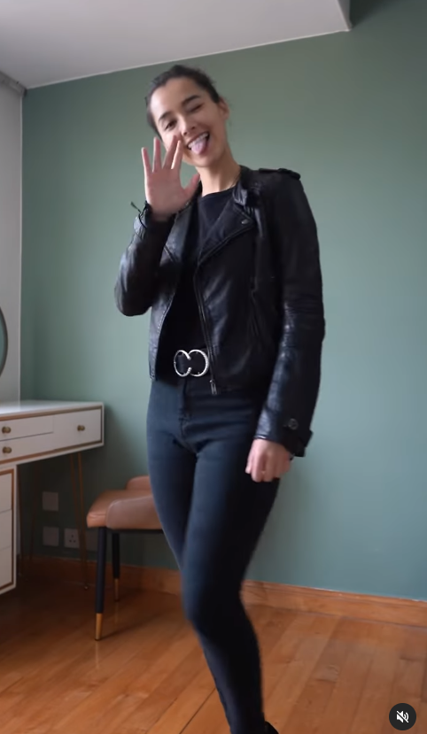 謝嘉怡擺出鬼馬表情。