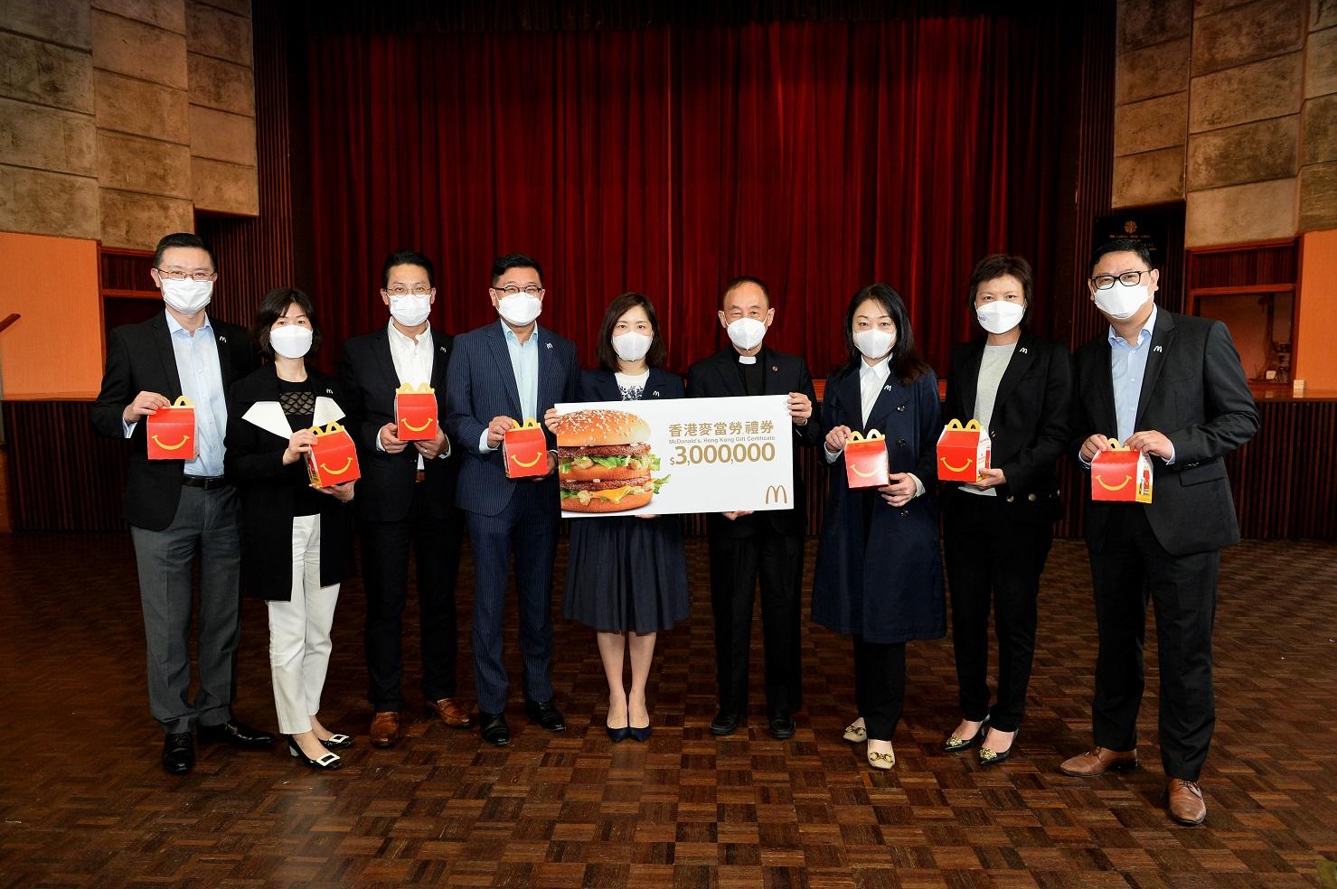 香港麥當勞行政總裁黎韋詩女士(左五)與麥當勞管理層及 香港明愛總裁閻德龍神父(右四)合照。