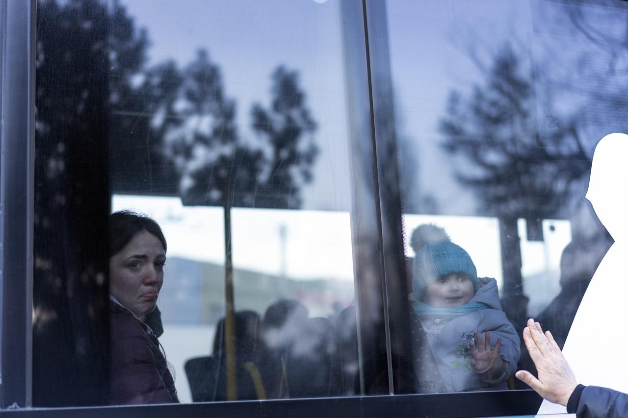 基輔中西部大城文尼察往波蘭車站。(AP)