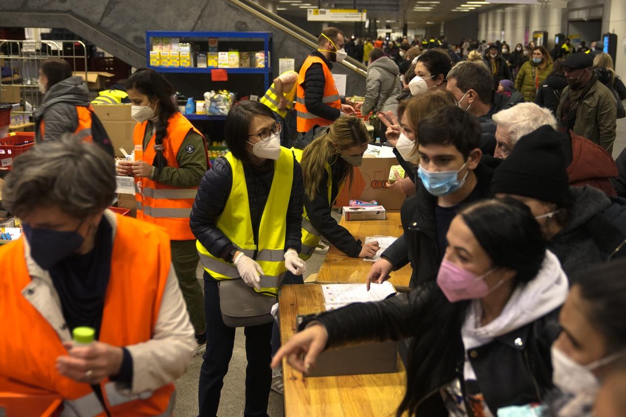 德國接待烏難民。(AP)