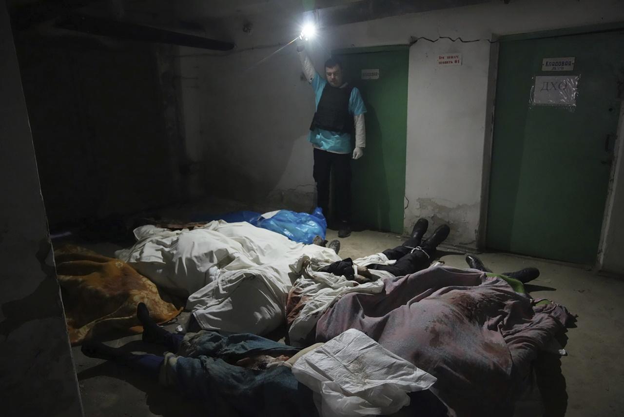 馬里烏波爾一處曾遭俄軍佔據的醫院內發現多具屍體。(AP)